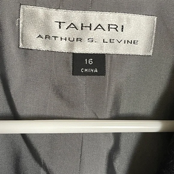 Tahari NWOT size 16 two-piece suit in navy - Picture 3 of 6
